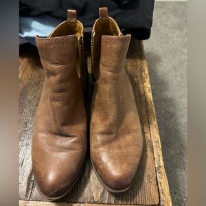 Sold leather ankle boots